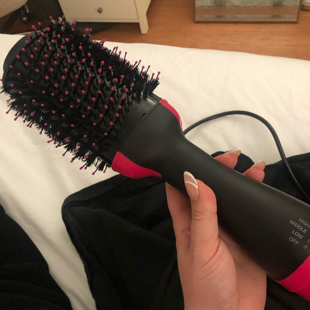 Round brush blow dryer